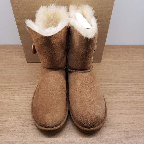 UGG BAILEY BUTTON II SHORT CHESTNUT New in Box - Picture 2 of 8